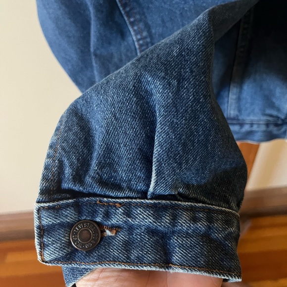 Vintage Levi’s trucker jean jacket blue denim roomy, oversized fit button-up vtg - Picture 12 of 15